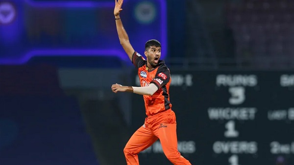 सुंदर ने दिलाई पहली सफलता