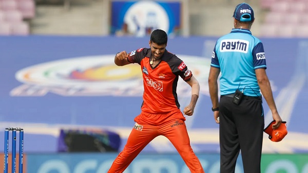 सुंदर ने लिए 2 विकेट