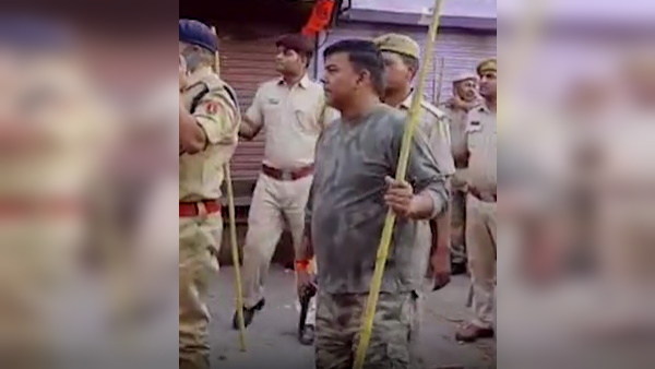 पक्षों को समझाकर मामले को शांत करना चाहा पक्षों को समझाकर मामले को शांत करना चाहा