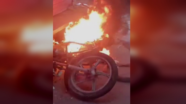 बदमाशों ने बाइक रैली पर पथराव कर दिया बदमाशों ने बाइक रैली पर पथराव कर दिया