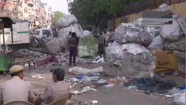 Delhi Police and MCD Encroachment drive to demolish illegal construction in the Jahangirpuri area Delhi Police and MCD Encroachment drive to demolish illegal construction in the Jahangirpuri area