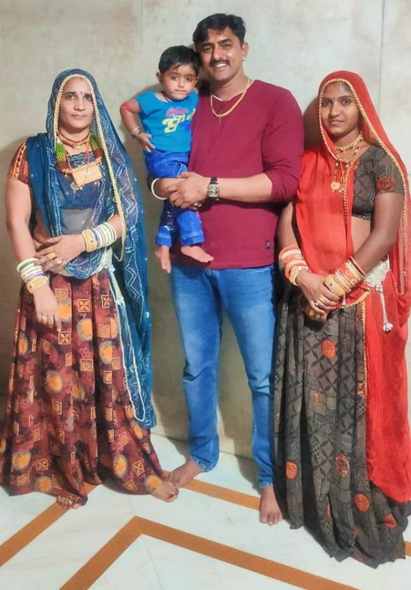 देवा गुर्जर ने दो शादियों की थी