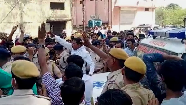 रोडवेज बस को प्रदर्शनकारियों रोक लिया रोडवेज बस को प्रदर्शनकारियों रोक लिया