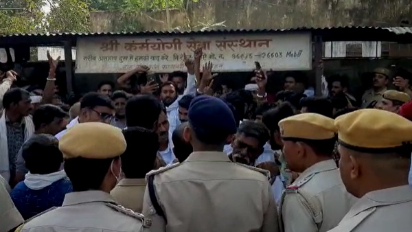 चेतावनी के बाद बस में आग लगा दी चेतावनी के बाद बस में आग लगा दी