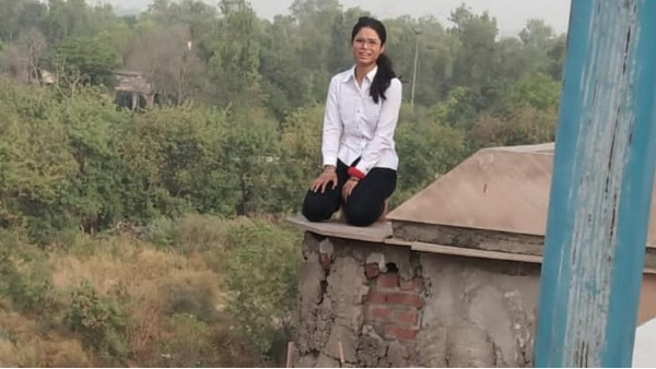 लड़की को कैच कर बचाई जान