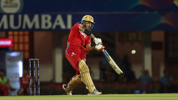 धवन टिकते दिखे धवन टिकते दिखे