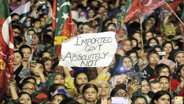 कंगाली की ओर बढ़ रहा है पाकिस्तान ?