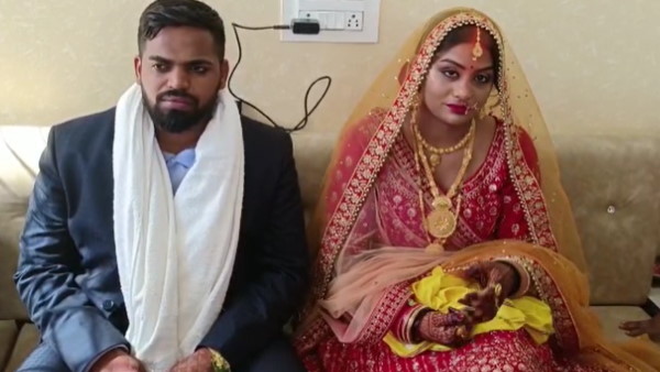 नवविवाहित जोड़ा कार से इंद्रा नगर स्थित घर गया। नवविवाहित जोड़ा कार से इंद्रा नगर स्थित घर गया।