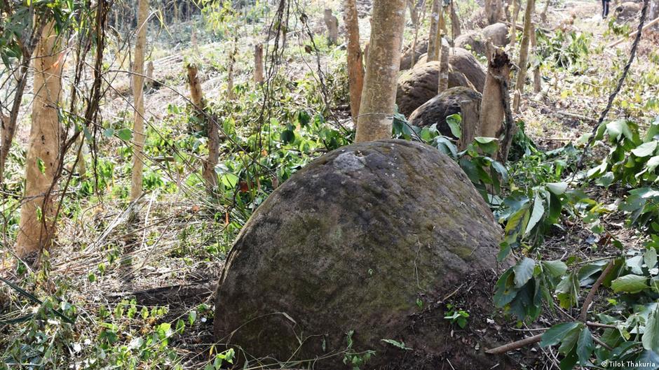 असम के मटके. इससे पहले लाओस में भी ऐसे पत्थर के मटके मिल चुके हैं. असम के मटके. इससे पहले लाओस में भी ऐसे पत्थर के मटके मिल चुके हैं.