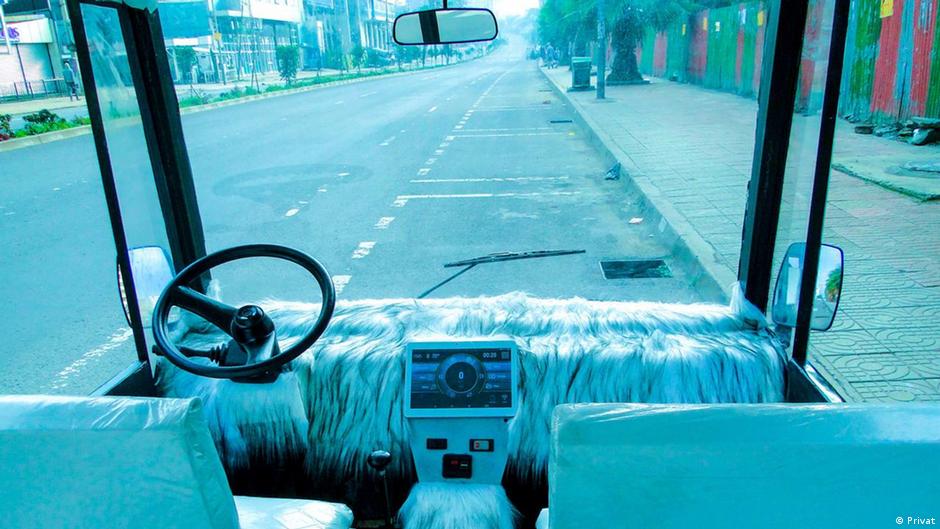 एआई के जरिए कई देशों में बिना ड्राइवर वाली गाड़ियां चलाने पर भी काम हो रहा है