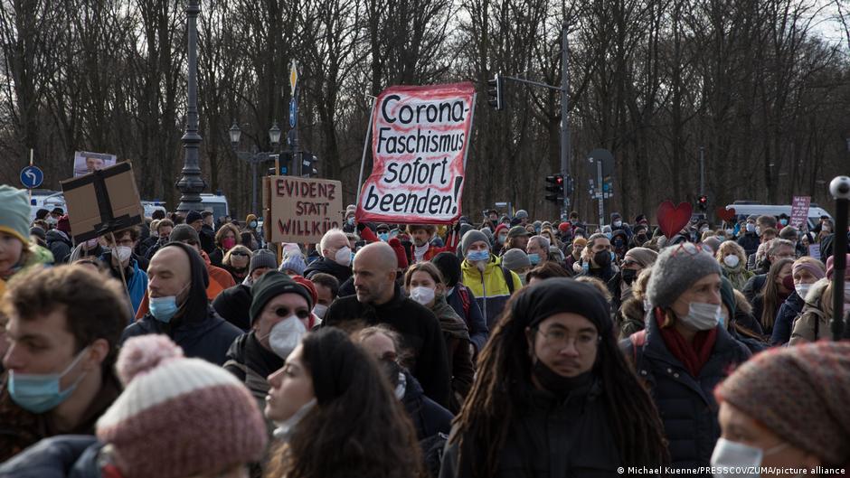 जर्मनी में कुछ लोग कोरोना की पाबंदियों का लगातार विरोध करते रहे हैं
