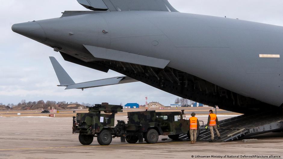 लिथुआनिया से साज ओ सामान यूक्रेन को भेजा जा रहा है लिथुआनिया से साज ओ सामान यूक्रेन को भेजा जा रहा है