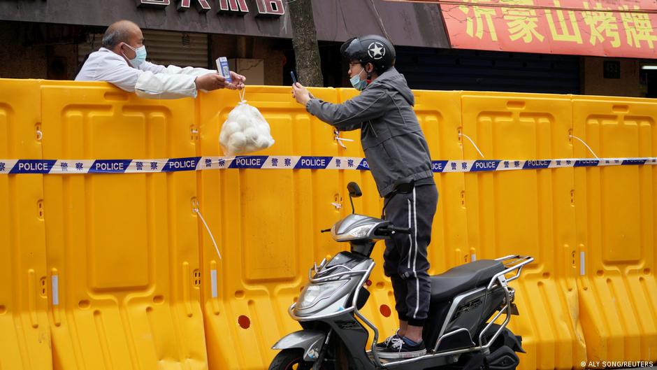 जरूरी चीजें खरीदने में लोगों को काफी दिक्कत हो रही है