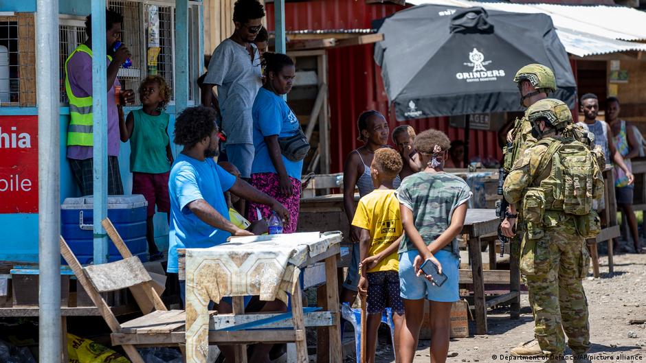 नंवबर 2021 में कई लोगों की हत्या के बाद सोलोमन आइलैंड्स में पेट्रोलिंग करते ऑस्ट्रेलियाई सैनिक