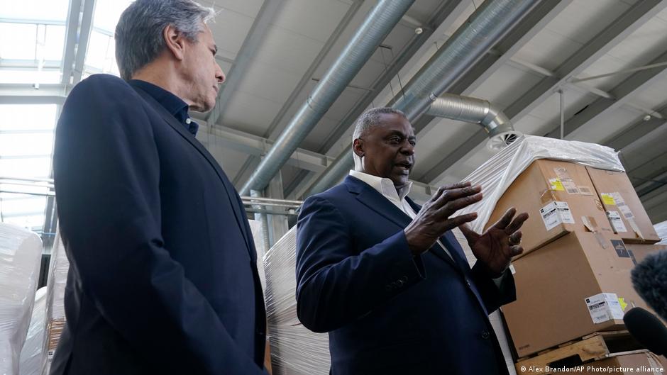 यूक्रेन पश्चिमी देशों से कई बार सैन्य और आर्थिक मदद देने की गुहार लगा चुका है. यूक्रेन पश्चिमी देशों से कई बार सैन्य और आर्थिक मदद देने की गुहार लगा चुका है.