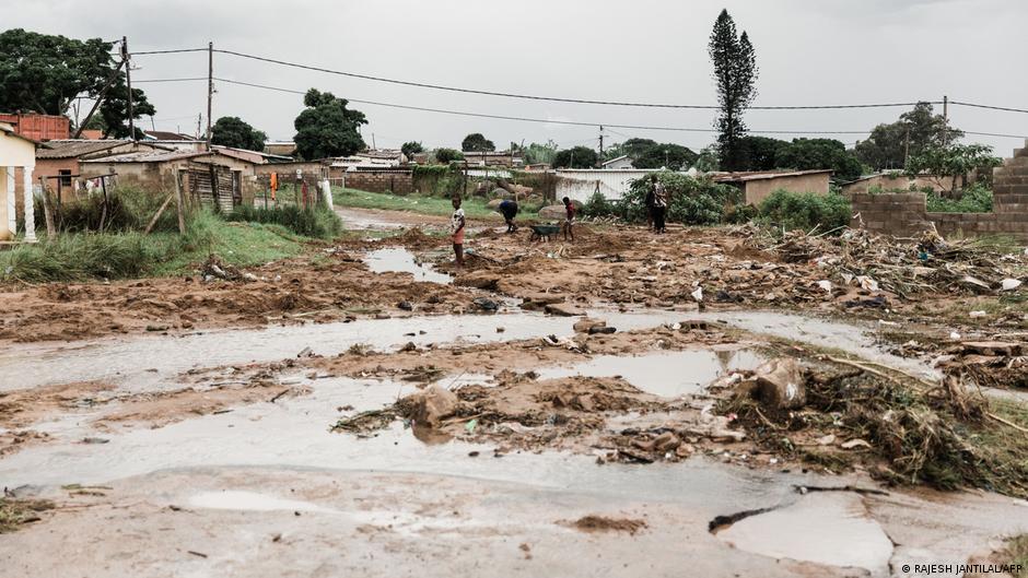 दक्षिण अफ्रीका की बाढ़ अपने साथ बहुत कुछ बहा ले गयी