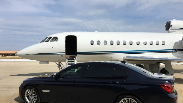 अंतिम संस्कार में जा रहे लोग प्लेन में कर रहे थे पार्टी अंतिम संस्कार में जा रहे लोग प्लेन में कर रहे थे पार्टी