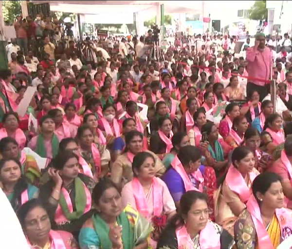 Telangana CM and Rakesh Tikait dharna against Govts paddy procurement policy, Delhi