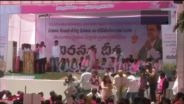Telangana CM and Rakesh Tikait dharna against Govts paddy procurement policy, Delhi