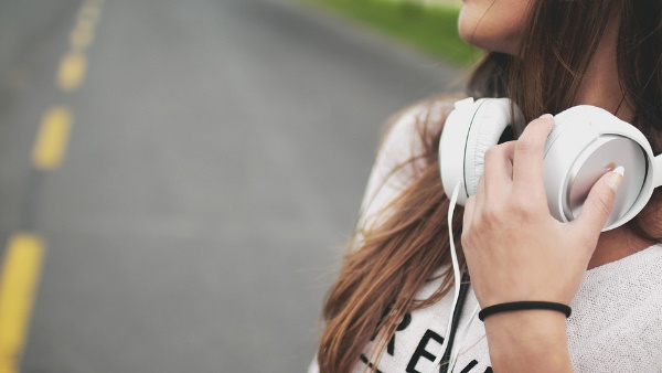 हेडफोन की स्टिप में लगी लोहे की प्लेट से टकराई गोली