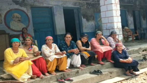 पास के स्कूल में रह रहे ग्रामीण पास के स्कूल में रह रहे ग्रामीण