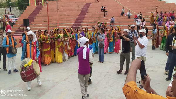 चौपाल, भजन कीर्तन और धार्मिक कार्यक्रमों का आयोजन