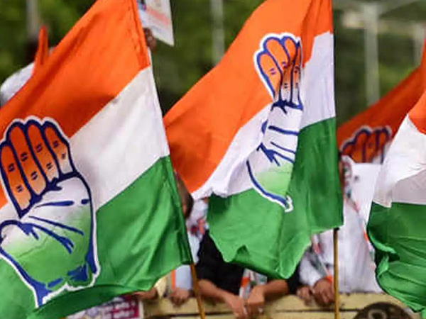 Chandigarh Municipal Corporation imposed a fine to Punjab Congress President Amarinder Singh Rajas posters Chandigarh Municipal Corporation imposed a fine to Punjab Congress President Amarinder Singh Rajas posters