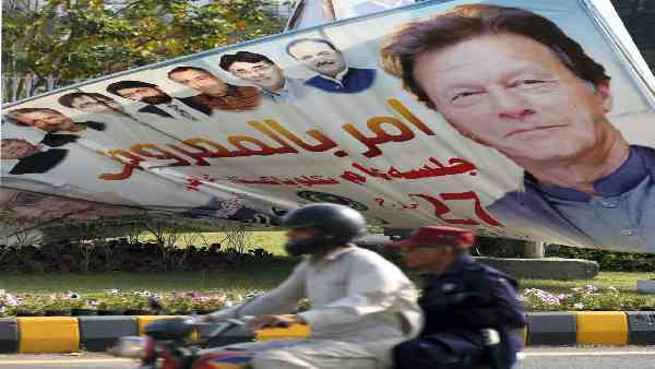 इमरान के खिलाफ विपक्ष ने अविश्वास प्रस्ताव पारित किया