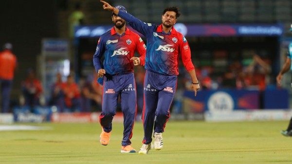 कुलदीप ने पहली ही गेंद पर झटका विकेट