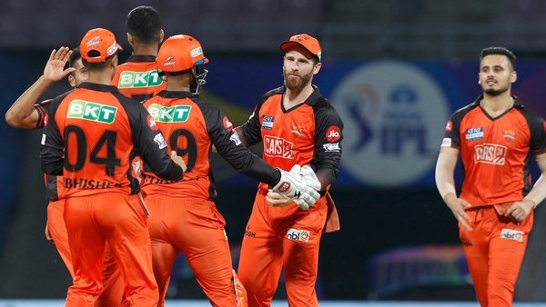सुंदर ने लगातार 2 ओवर्स में झटके 2 विकेट सुंदर ने लगातार 2 ओवर्स में झटके 2 विकेट