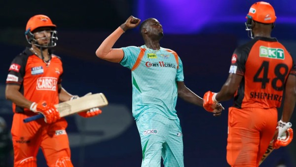 होल्डर ने आखिरी ओवर में 3 रन देकर झटके 3 विकेट