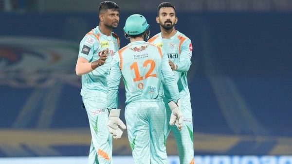 11 गेंदों में बनाये 48 रन