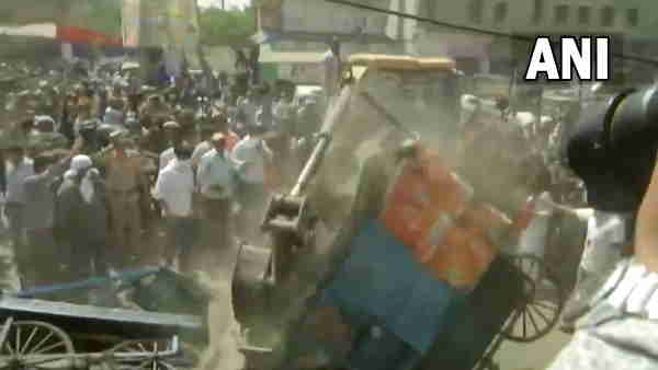 मकानों और दुकानों को किया ध्वस्त