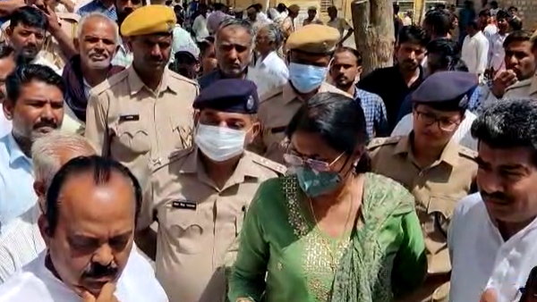 सड़क को ऊंचा करने का कार्य किया