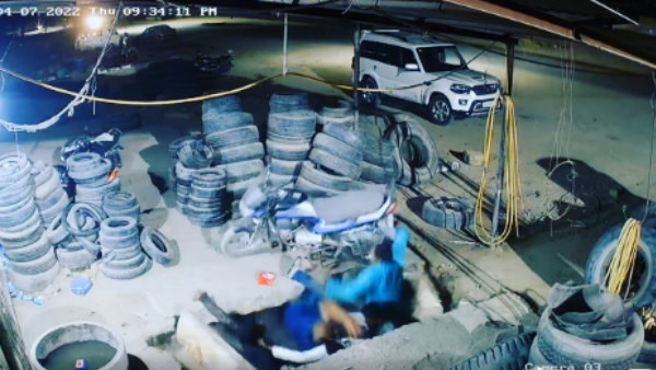 अचानक नाले के ऊपर की पट्टी टूट गई