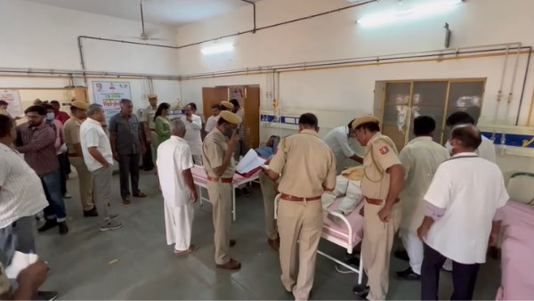 डेहरी के पास बस की छत पर बैठे लोग करंट की चपेट में आ गए