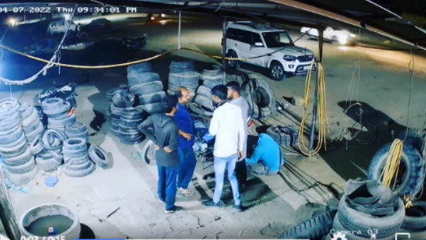 श्रवण चौधरी की टायर पंक्चर की दुकान है