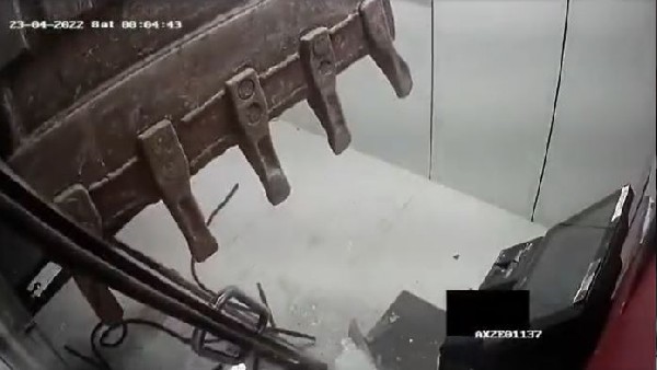  चोरी की जेसीबी से एटीएम उखाड़ा