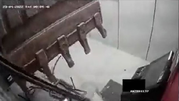 देश में पहली बार JCB से चोरी!