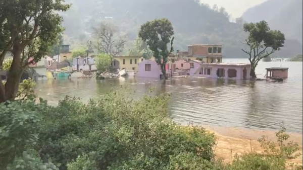 अपनी आंखों के सामने डूब रहे घर और खेत खलियान