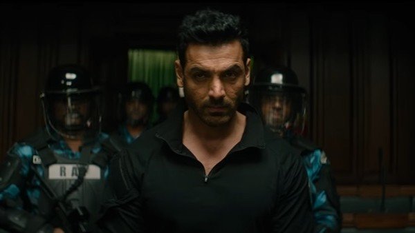 कामर्शियल सक्सेस फिल्म 'धूम' 