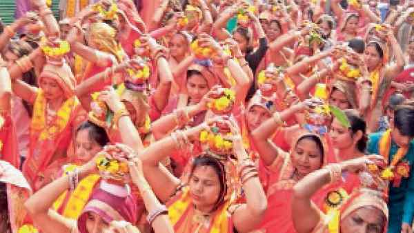 गांव में निकली थी कलश यात्रा गांव में निकली थी कलश यात्रा