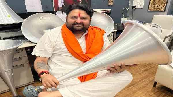 लाउडस्पीकर पर मचा है संग्राम