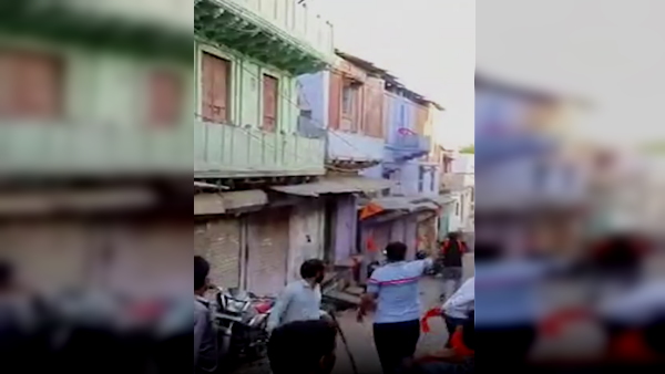 बाजार में अफरा-तफरी मच गई बाजार में अफरा-तफरी मच गई