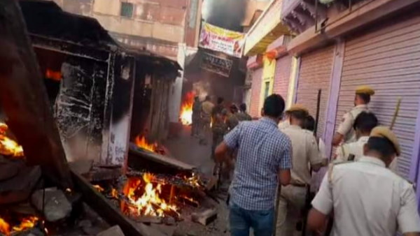 हटवाड़ा बाजार में छतों से पथराव