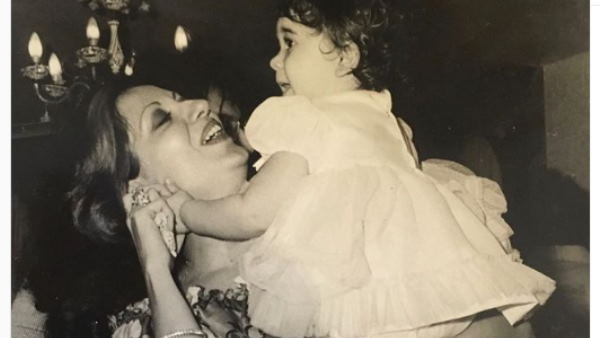 मां बबीता ने दोनों बेटियों करीना और करिश्‍मा को पाला 