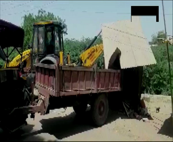 bulldozer Action being taken on illegal construction of Gujarats Himmatnagar
