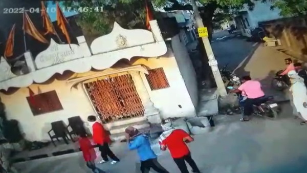 खरगोन में पेट्रोल बम फेंका