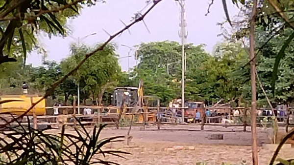 उखड़ा गया पंडाल, किसानों को आंदोलन स्थल से हटाया उखड़ा गया पंडाल, किसानों को आंदोलन स्थल से हटाया