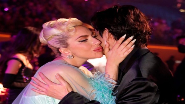 वी के गाल पर लेडी गागा का किस 